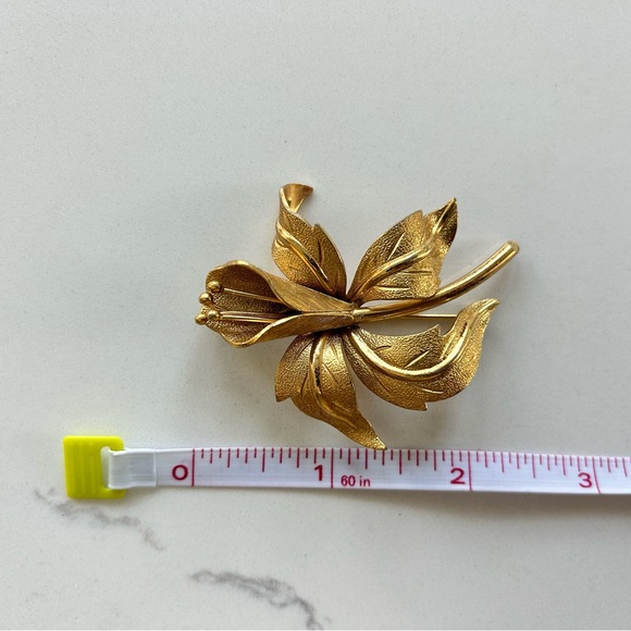 VINTAGE MONET Daffodil / Lily / Orchid Flower Brooch Pin Brushed Gold Tone - Picture 6 of 10